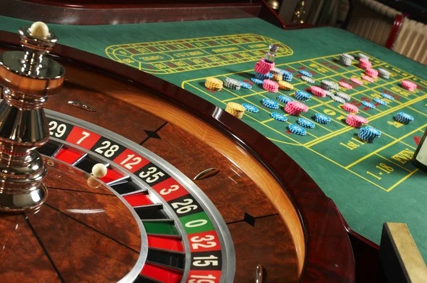 Outside bet options: red/black, odd/even, high/low, dozens, columns Outside bet placement on roulette table layout